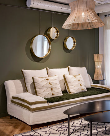 Grand divan blanc avec des plate-bandes colorées dans un salon