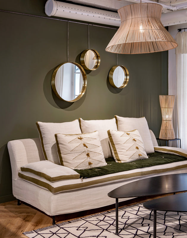 Grand divan blanc avec des plate-bandes colorées dans un salon