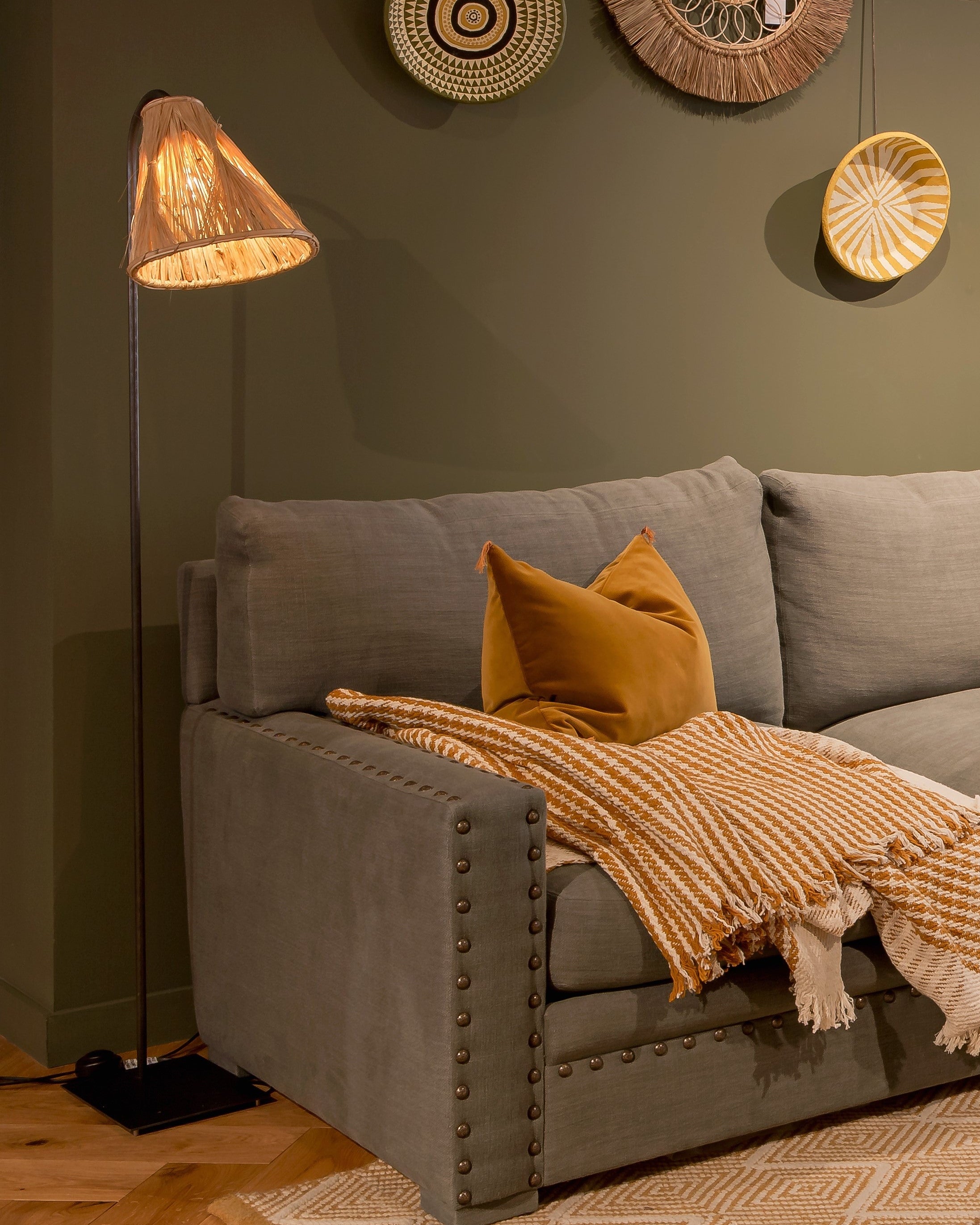 Pied de lampadaire en acier brut Ella noir et son abat-jour en raphia et munja