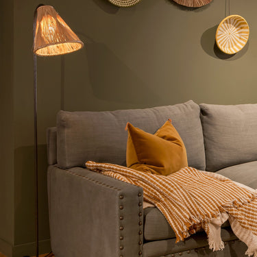 Pied de lampadaire en acier brut Ella noir et son abat-jour en raphia et munja