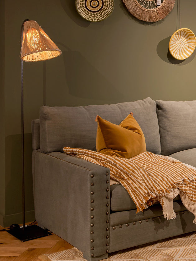 Pied de lampadaire en acier brut Ella noir et son abat-jour en raphia et munja