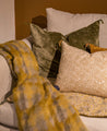 Housse de coussin motifs floraux tons jaunes avec pompons Willow en coton