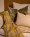 Housse de coussin motifs floraux tons jaunes avec pompons Willow en coton