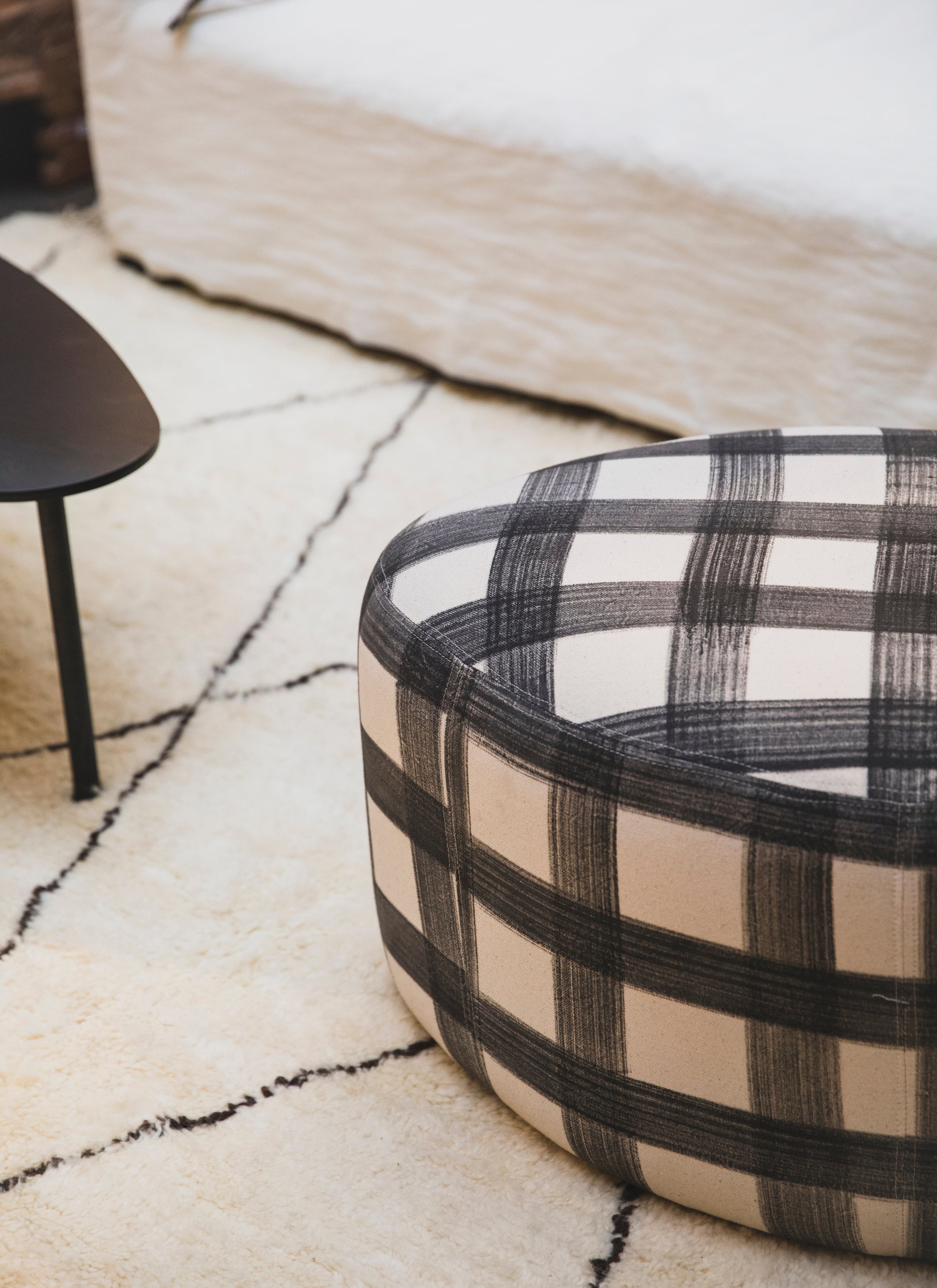 Petit pouf rond en tissu à motifs 