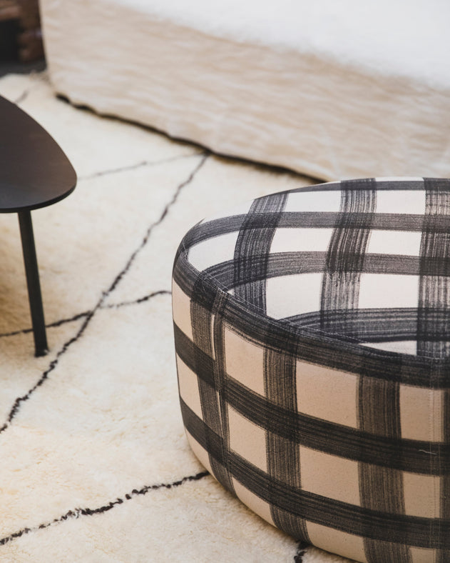Petit pouf rond en tissu à motifs 