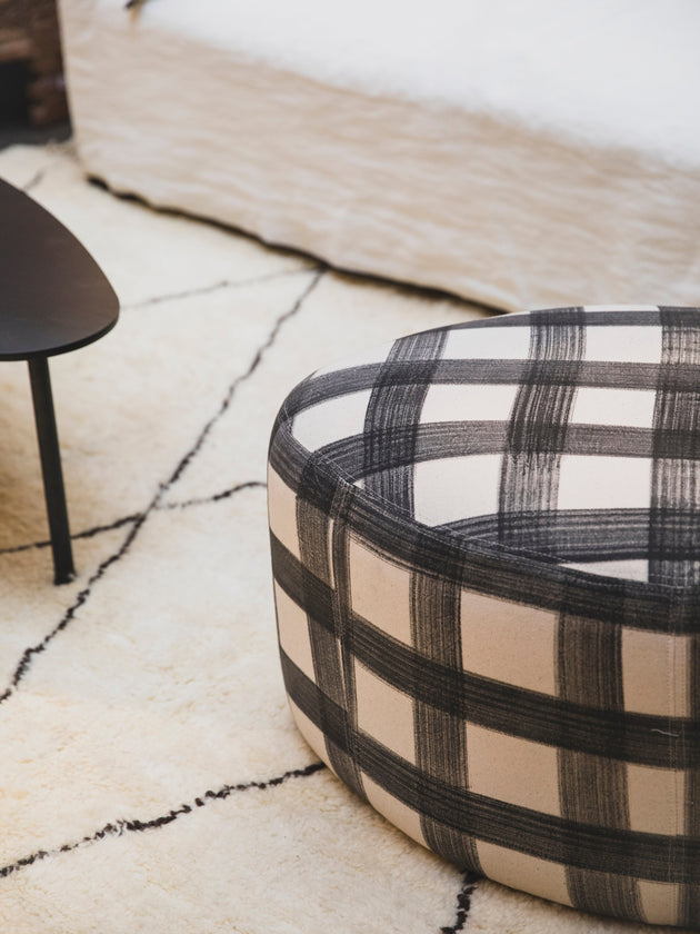 Petit pouf rond en tissu à motifs 