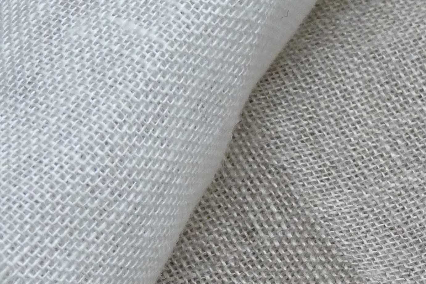 Détail des mailles du Tissu Canigo en voile de lin
