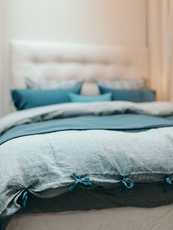 Linge de lit bleu : housse de couette en lin lavé avec des nouettes pour la fermer