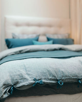 Linge de lit bleu : housse de couette en lin lavé avec des nouettes pour la fermer