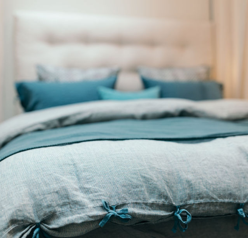 Linge de lit bleu : housse de couette en lin lavé avec des nouettes pour la fermer