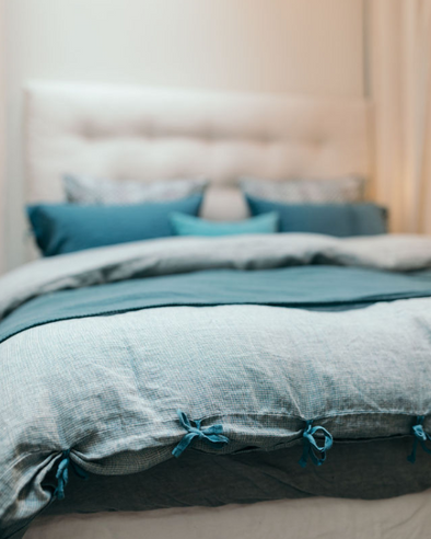 Linge de lit bleu : housse de couette en lin lavé avec des nouettes pour la fermer
