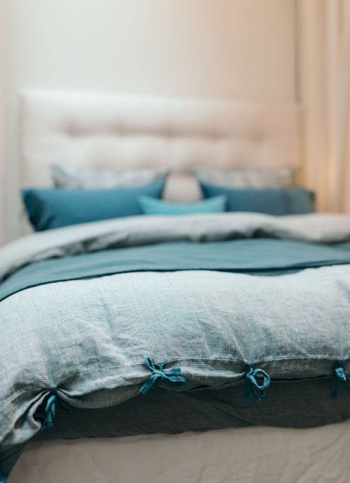 Linge de lit bleu : housse de couette en lin lavé avec des nouettes pour la fermer