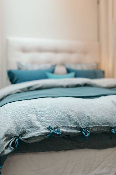 Linge de lit bleu : housse de couette en lin lavé avec des nouettes pour la fermer