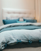 Linge de lit bleu : housse de couette en lin lavé avec des nouettes pour la fermer