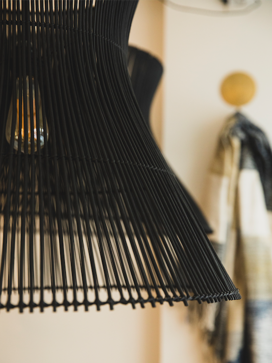 Suspension Halo en rotin noir