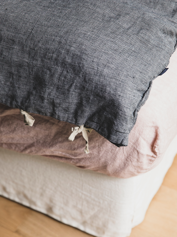 Détail des nouettes de coton de la housse de couette fil à fil en lin lavé