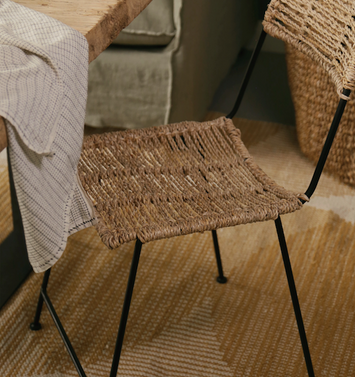 Une table naturelle avec la chaise végétale murgi