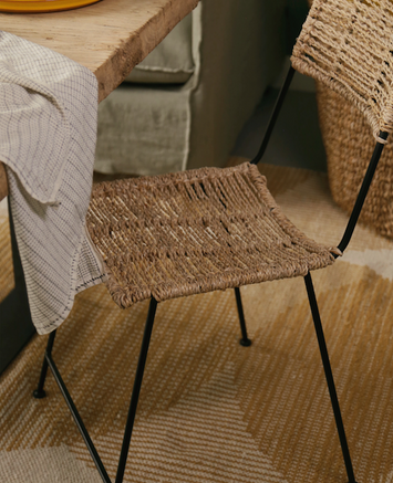 Une table naturelle avec la chaise végétale murgi