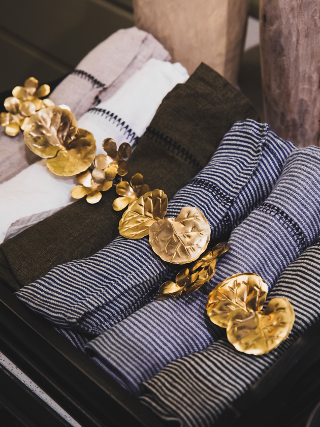 Ronds de serviette Floria en fil torsadé doré élégants