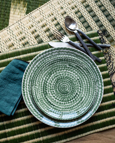 Assiettes vertes peintes à la main