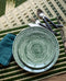 Assiettes vertes peintes à la main