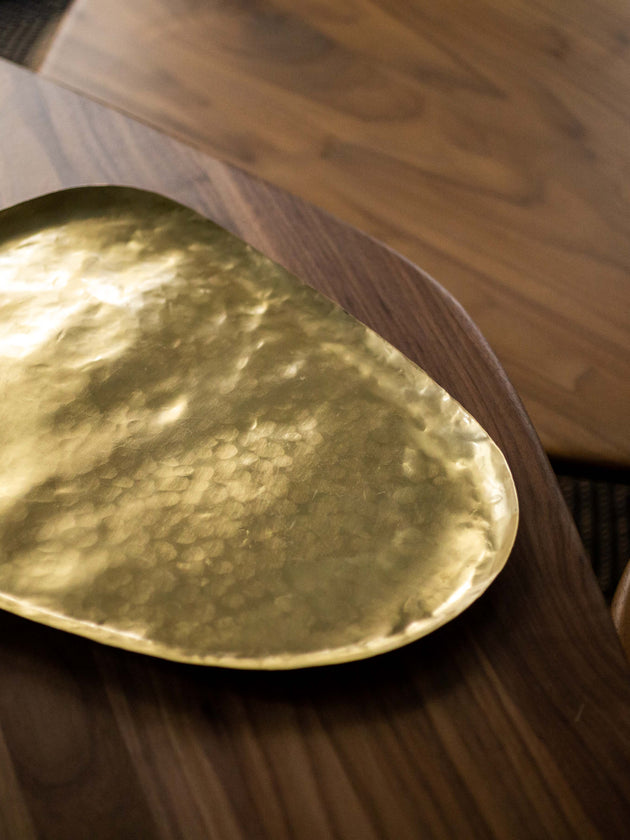 Art de la table : grand plateau en laiton martelé