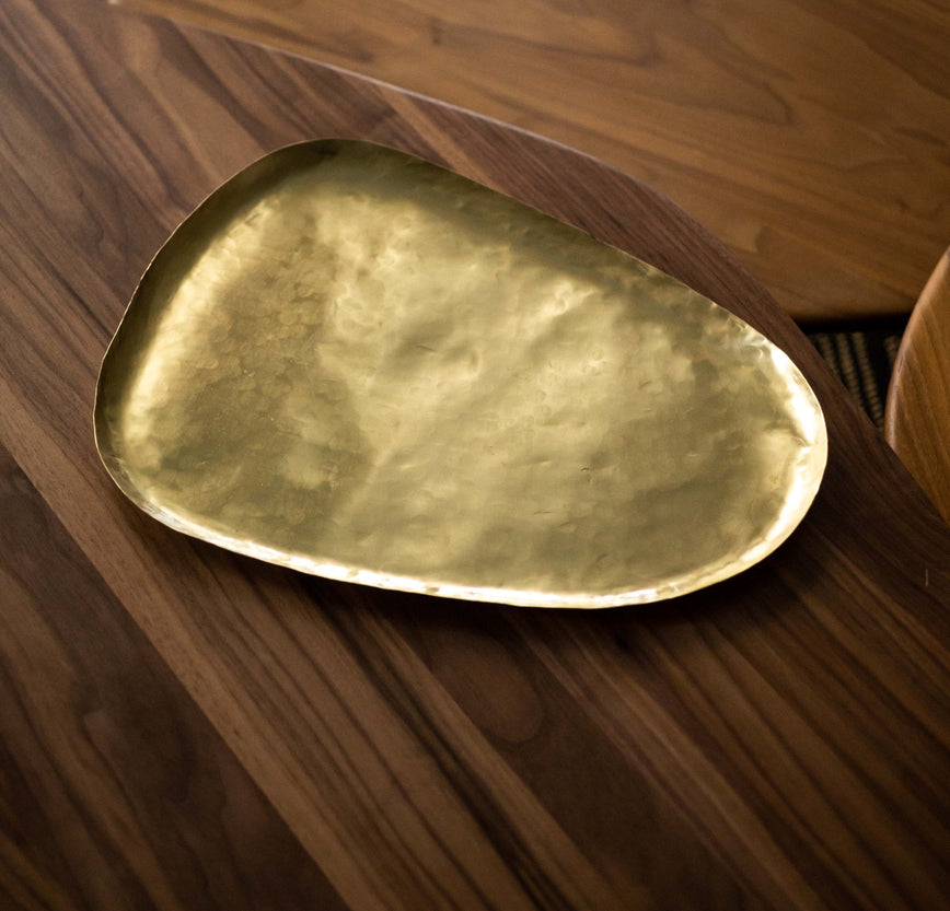 Grand plateau doré avec un forme originale en laiton