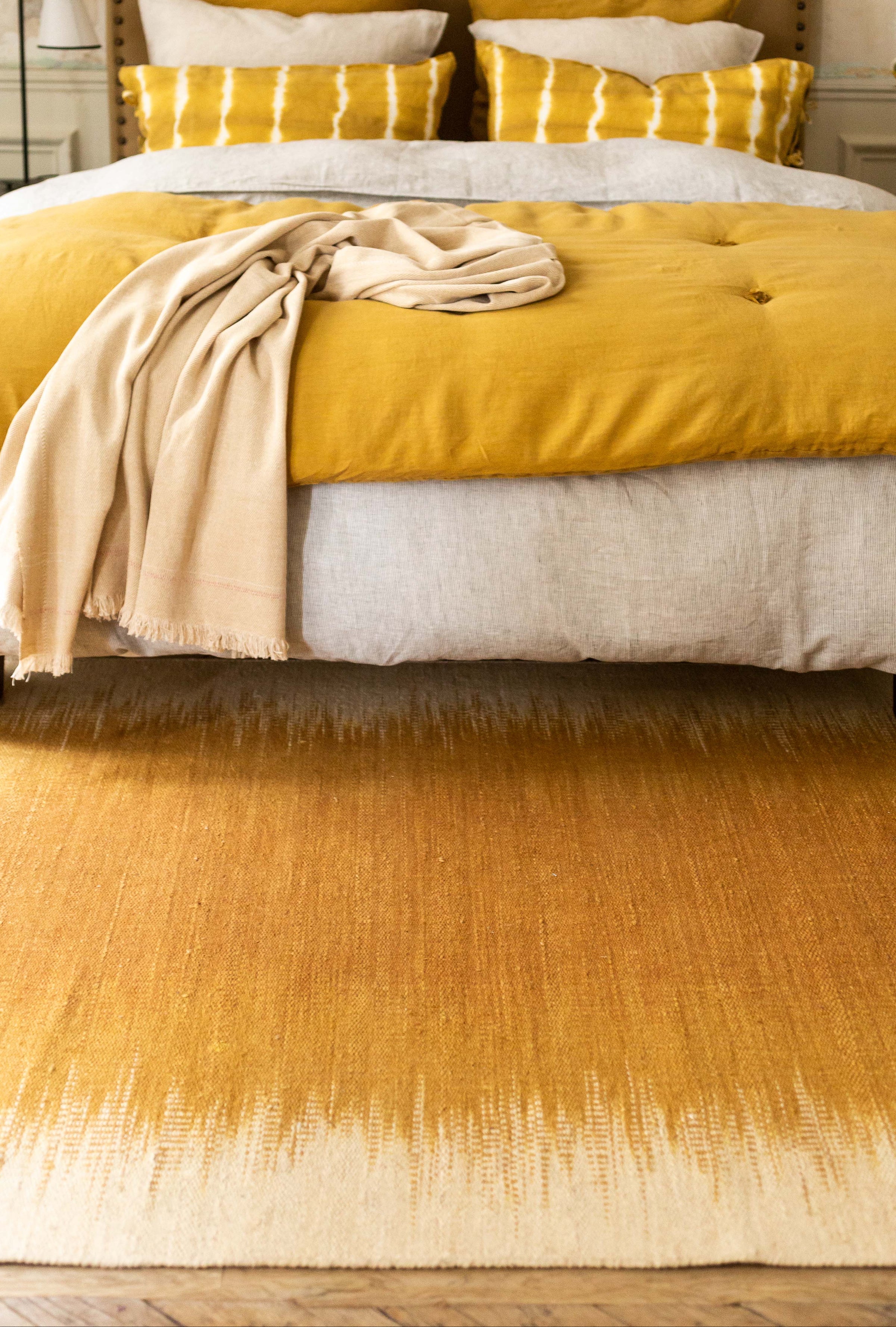 Tapis Adao Mordore en bout de lit pour réchauffer une chambre