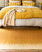 Tapis Adao Mordore en bout de lit pour réchauffer une chambre