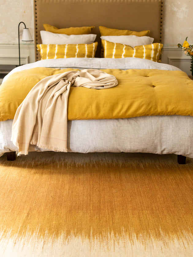 Tapis Adao Mordore en bout de lit pour réchauffer une chambre