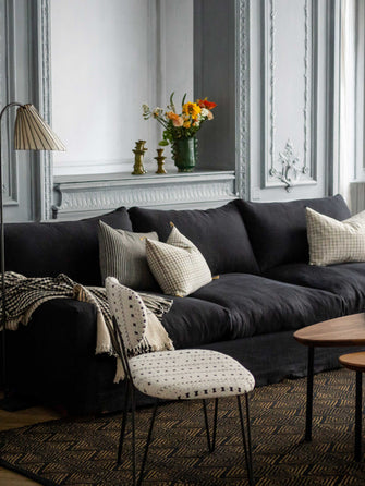 Large canapé noir pour le salon