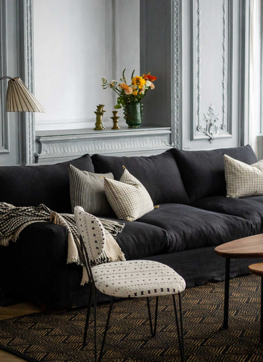 Large canapé noir pour le salon