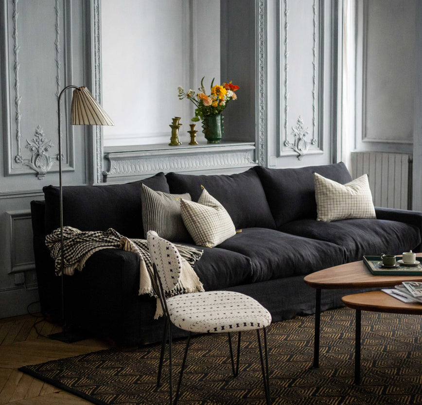 Large canapé noir pour le salon