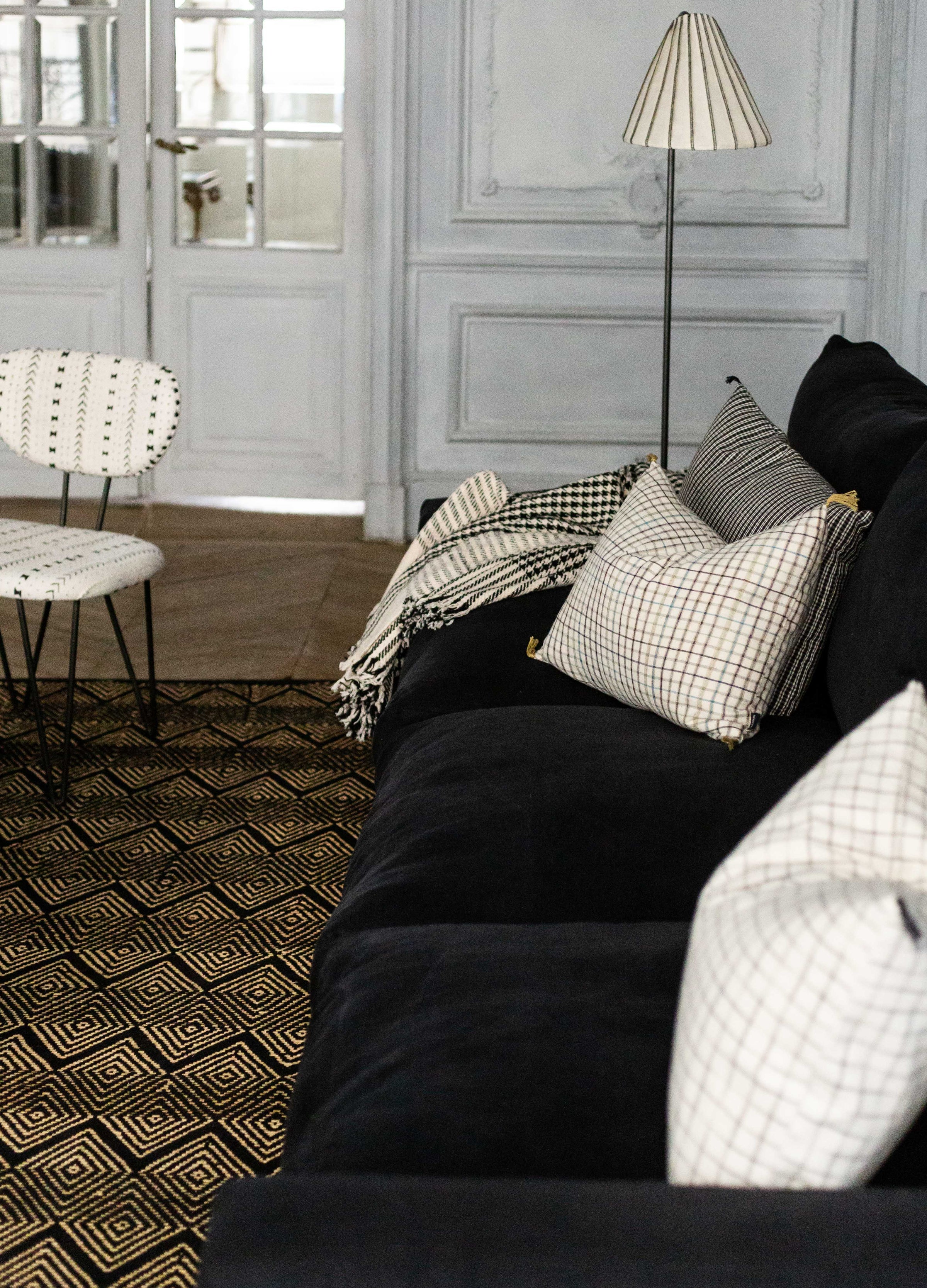 Housse de coussin en coton pour un salon noir et blanc