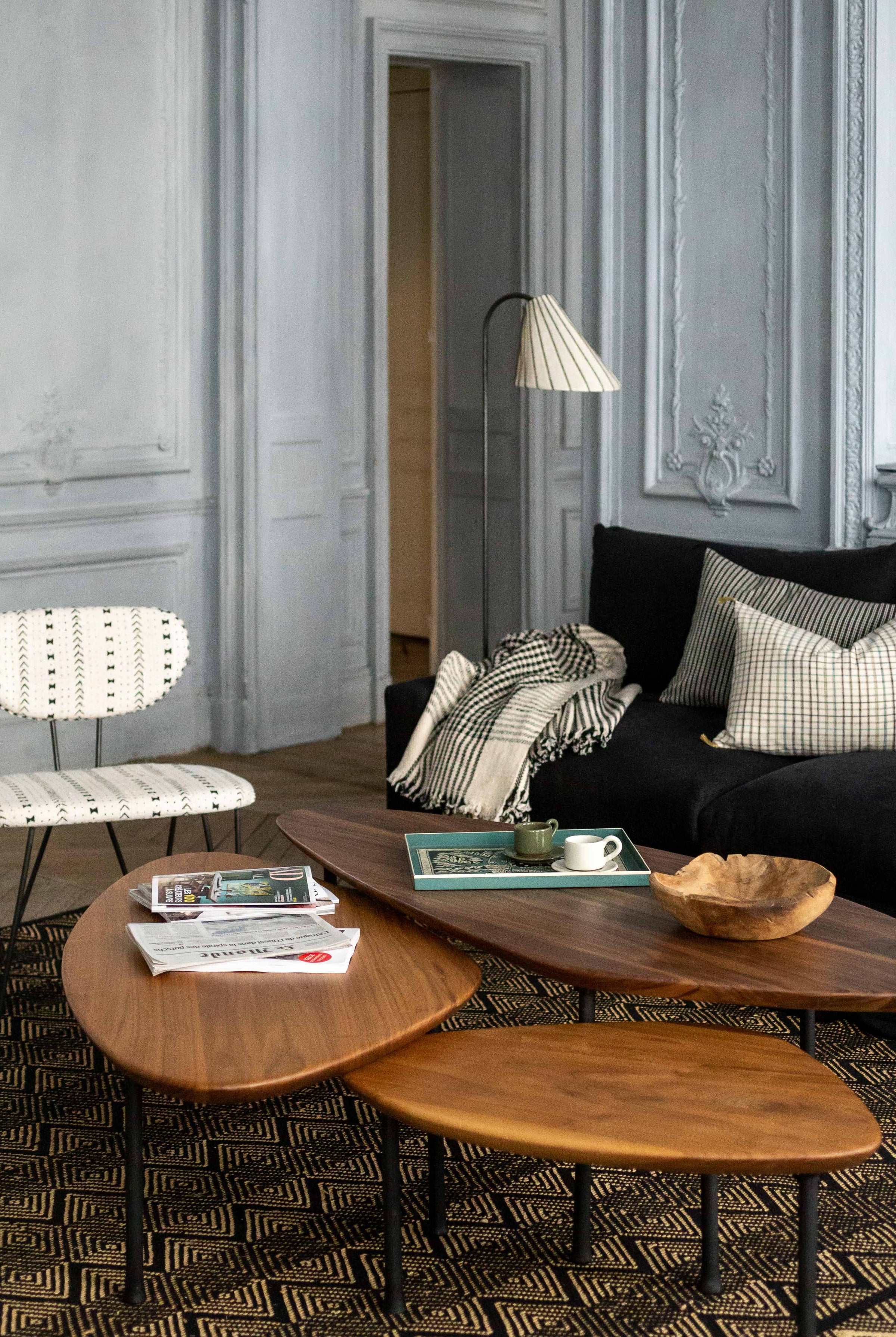 Lampadaire pour un salon noir et blanc