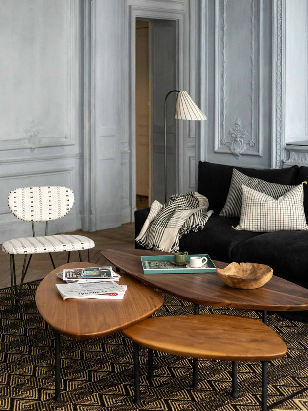 Lampadaire pour un salon noir et blanc