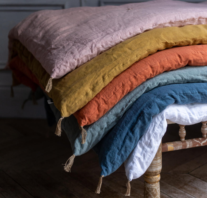 Courtepointe colorée unie pour le bout de votre lit en lin lavé