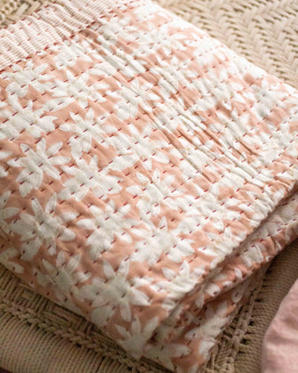Linge de lit : couvre-lit rose avec des imprimés à fleurs