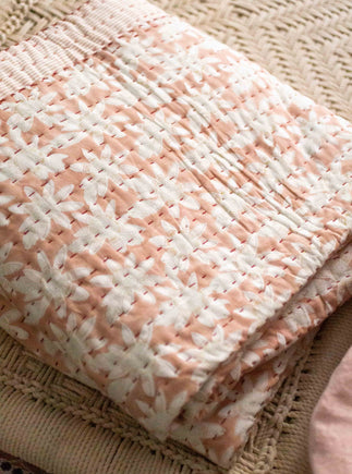 Linge de lit : couvre-lit rose avec des imprimés à fleurs