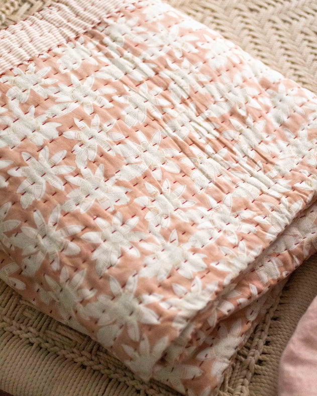 Linge de lit : couvre-lit rose avec des imprimés à fleurs