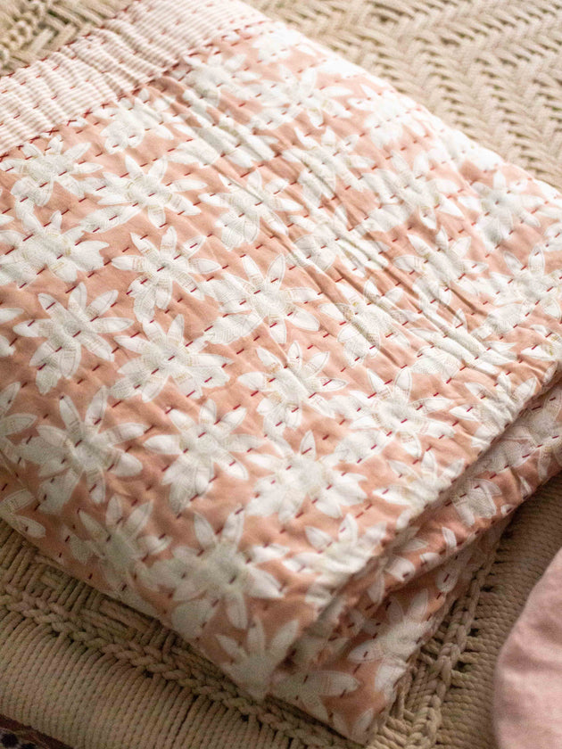 Linge de lit : couvre-lit rose avec des imprimés à fleurs