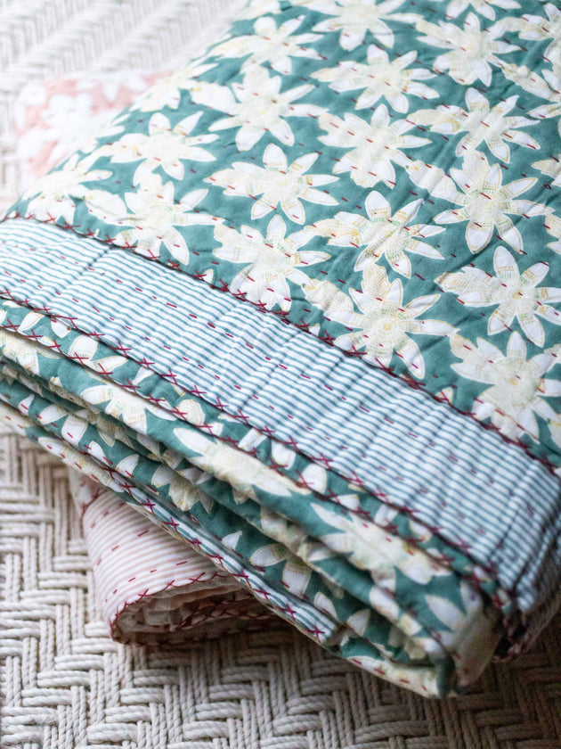 Linge de lit avec des imprimés végétaux