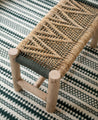 Petit banc naturel et vert tressé en coton et bois d'eucalyptus