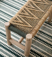 Petit banc naturel et vert tressé en coton et bois d'eucalyptus
