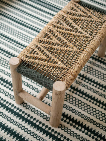 Petit banc naturel et vert tressé en coton et bois d'eucalyptus
