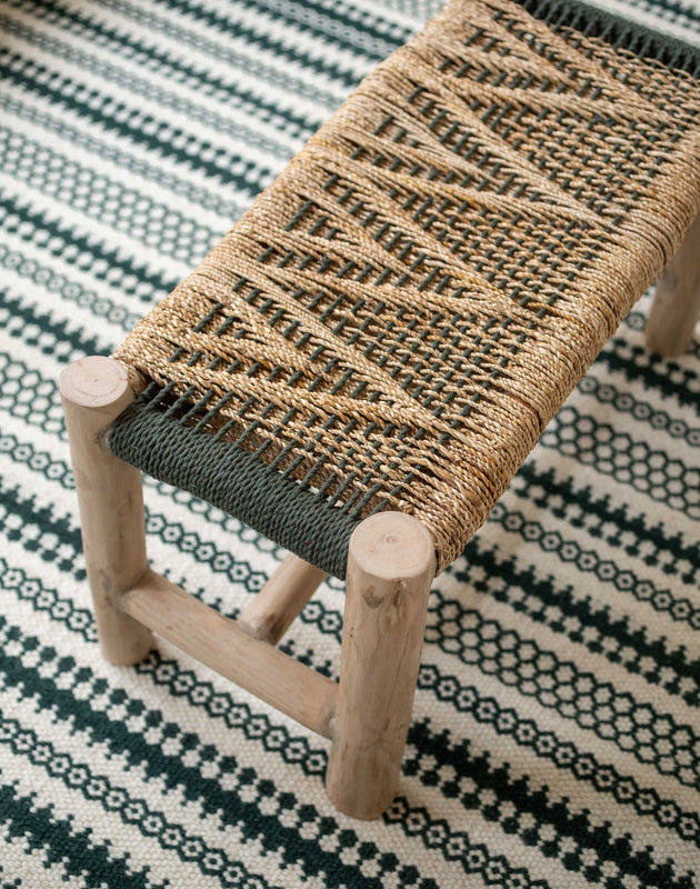 Petit banc naturel et vert tressé en coton et bois d'eucalyptus