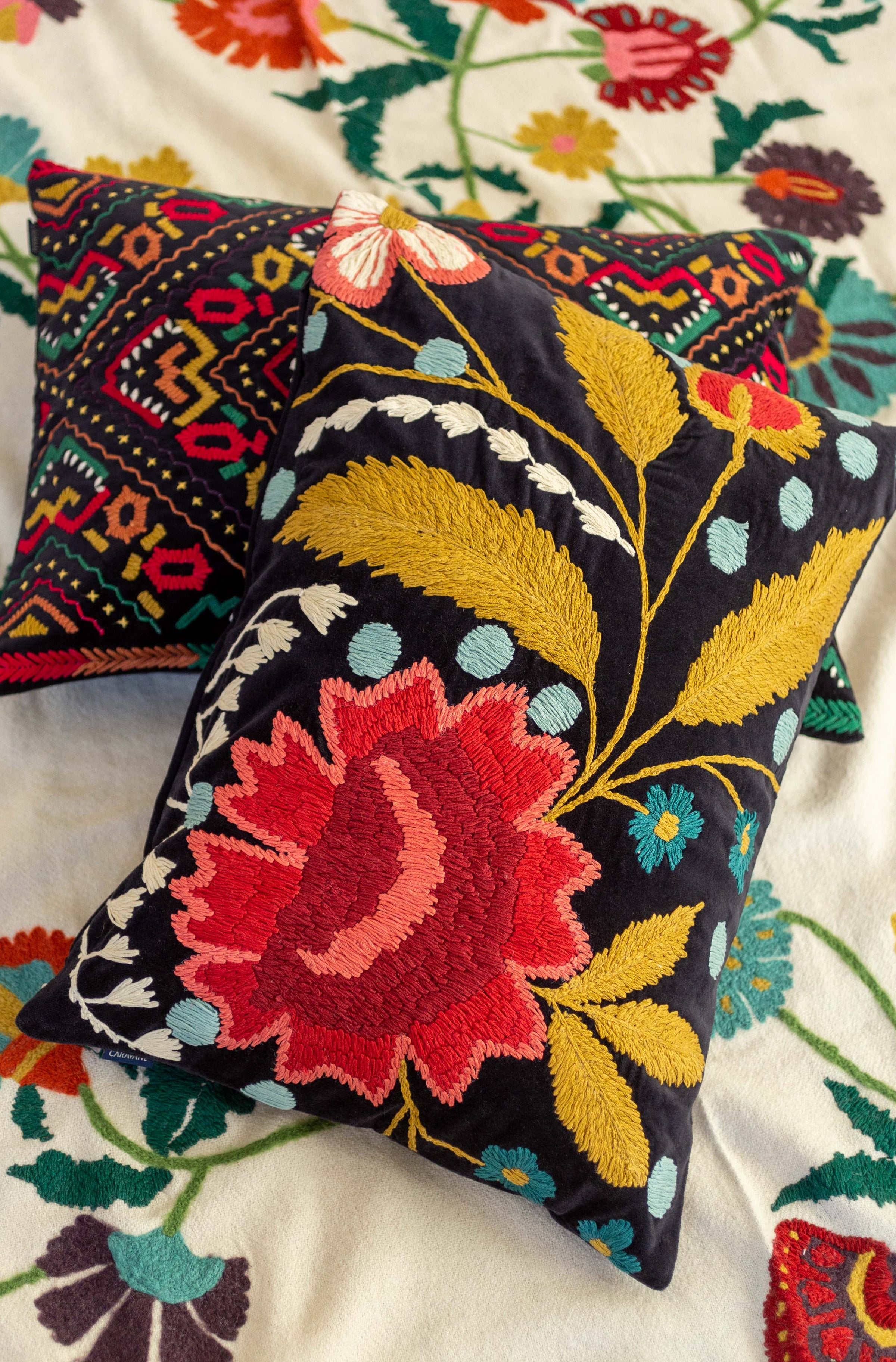 Housse de coussin Mysore colorée aux broderies fleuries
