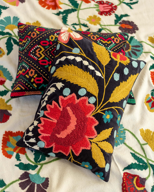 Housse de coussin Mysore colorée aux broderies fleuries