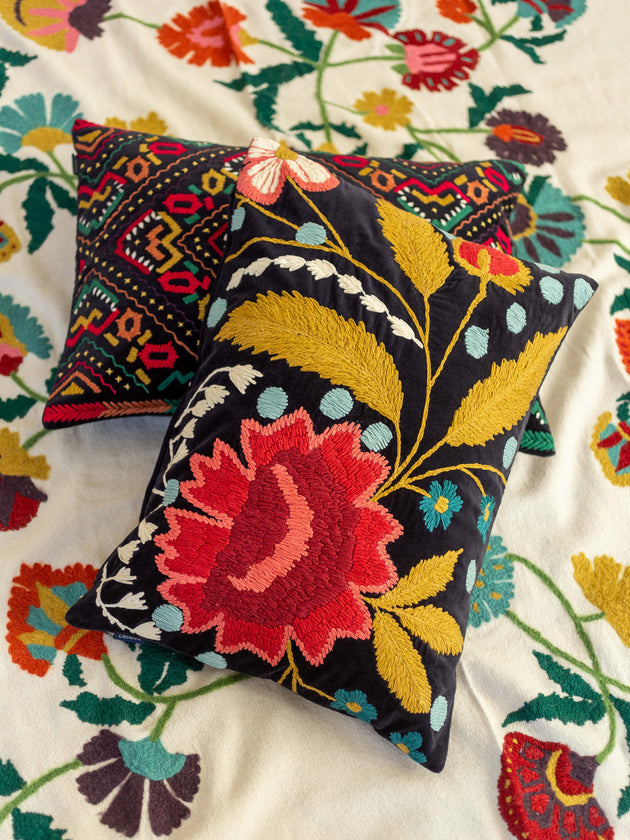 Housse de coussin Mysore colorée aux broderies fleuries