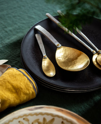 Cuillères dorées pour une table de Noël